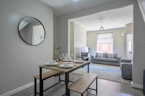 Stay with Alexandra Free Parking Free Wifi Superb Location in Liverpool, United Kingdom