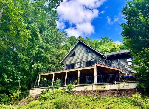 Moonlight Mountain Manor Cedar Hot Tub Views & Games — 4-Star Luxury Hotel in Horse Shoe, United States