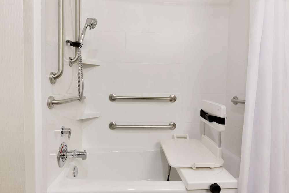 Hampton Inn & Suites Niles Warren - photo 27