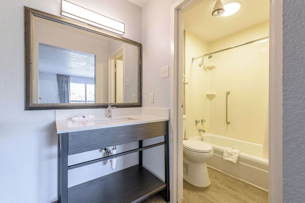 Motel 6 Spring Hill FL Weeki Wachee - photo 18