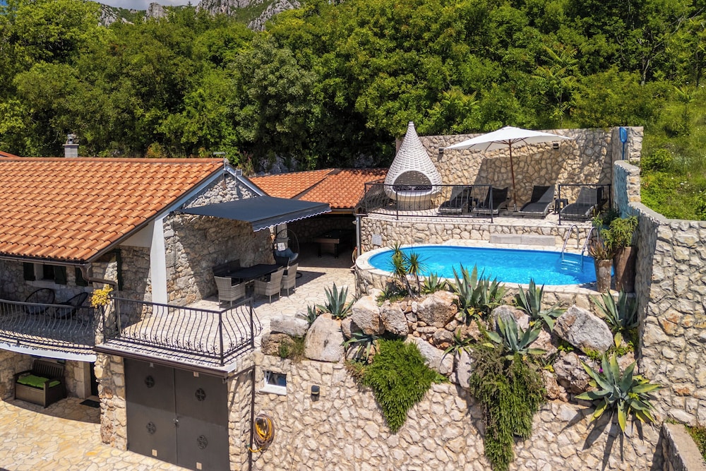 Villa Romantic — 4-Star Luxury Hotel in Bribir, Croatia