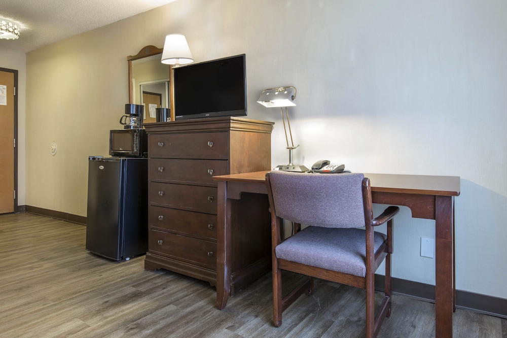 Lamplighter Inn & Suites South - photo 9