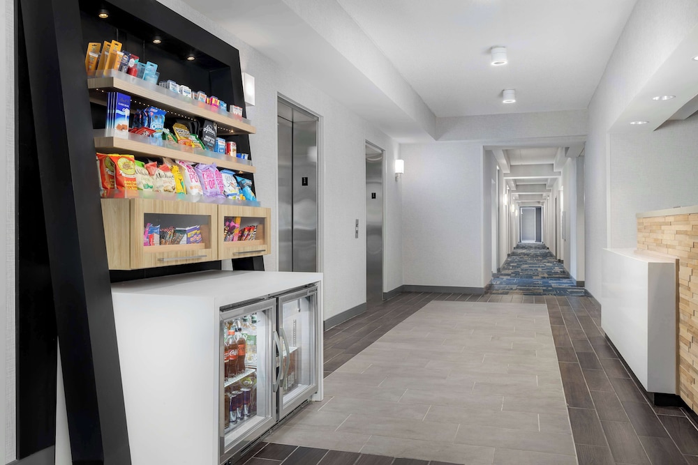 Hampton Inn Louisville Airport - photo 24