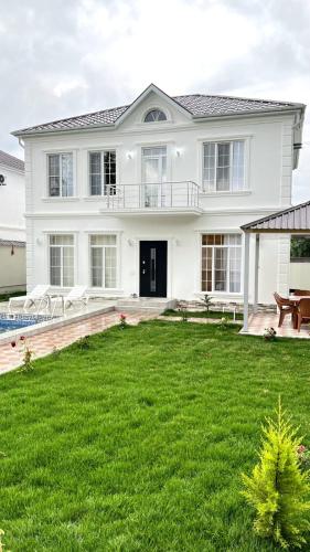 White villa 4 bedrooms — 4-Star Luxury Hotel in Qutqashen, Azerbaijan