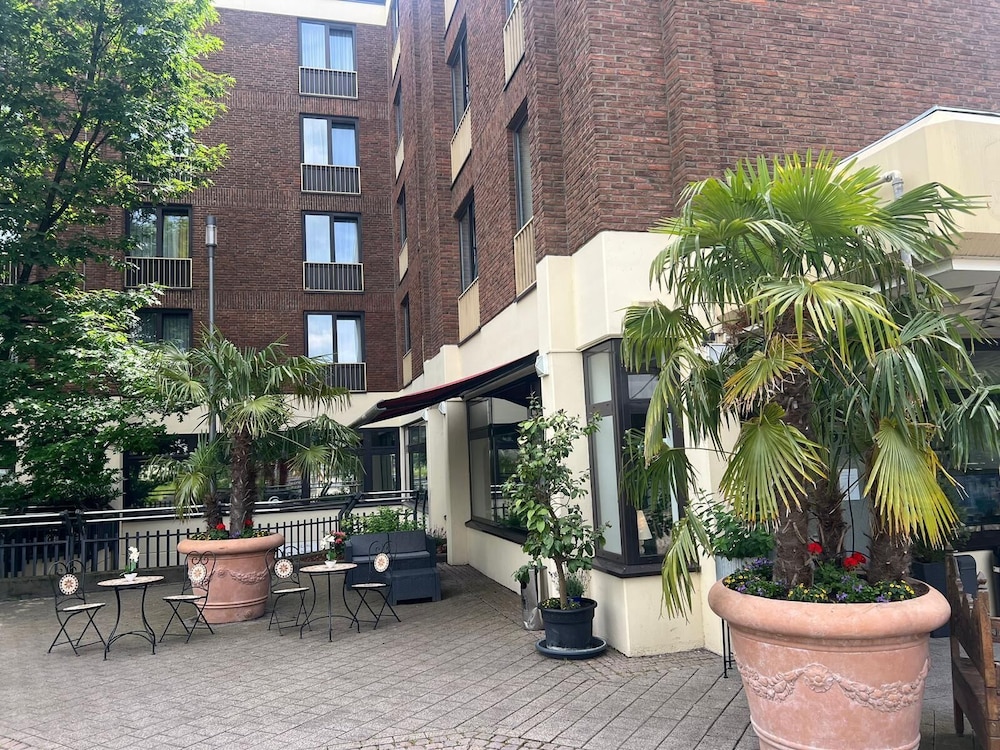 Hotel Regina DG drei D.G. GmbH — hotel in Sankt Augustin