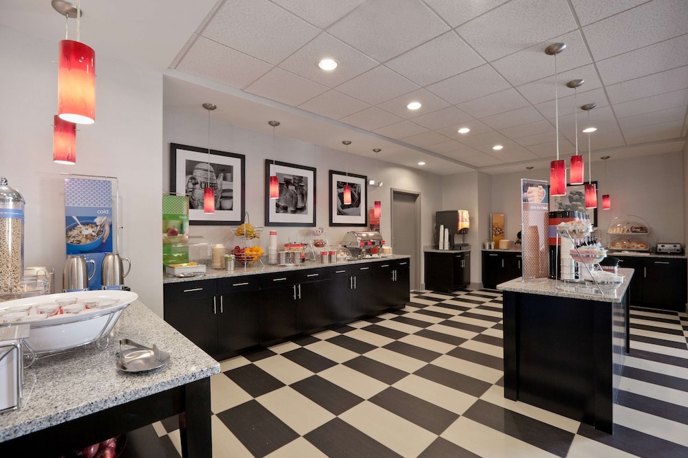 Hampton Inn & Suites Roanoke Airport - photo 40
