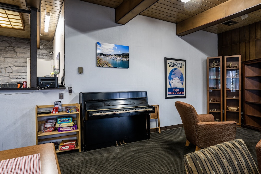 Blue Coast Inn and Suites - photo 2