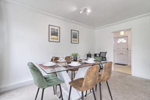 Elegant 3 Bedroom House in Basildon Essex Free Parking & Superfast Wifi upto 6 Guests — 4-Star Luxury Hotel in Basildon, United Kingdom