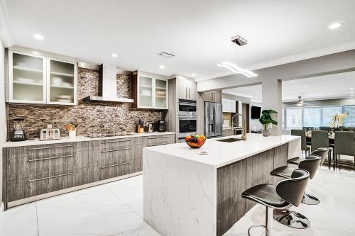 Spectacular 5BR & 5BA Villa in Hollywood Lakes — 4-Star Luxury Hotel in Hollywood, United States