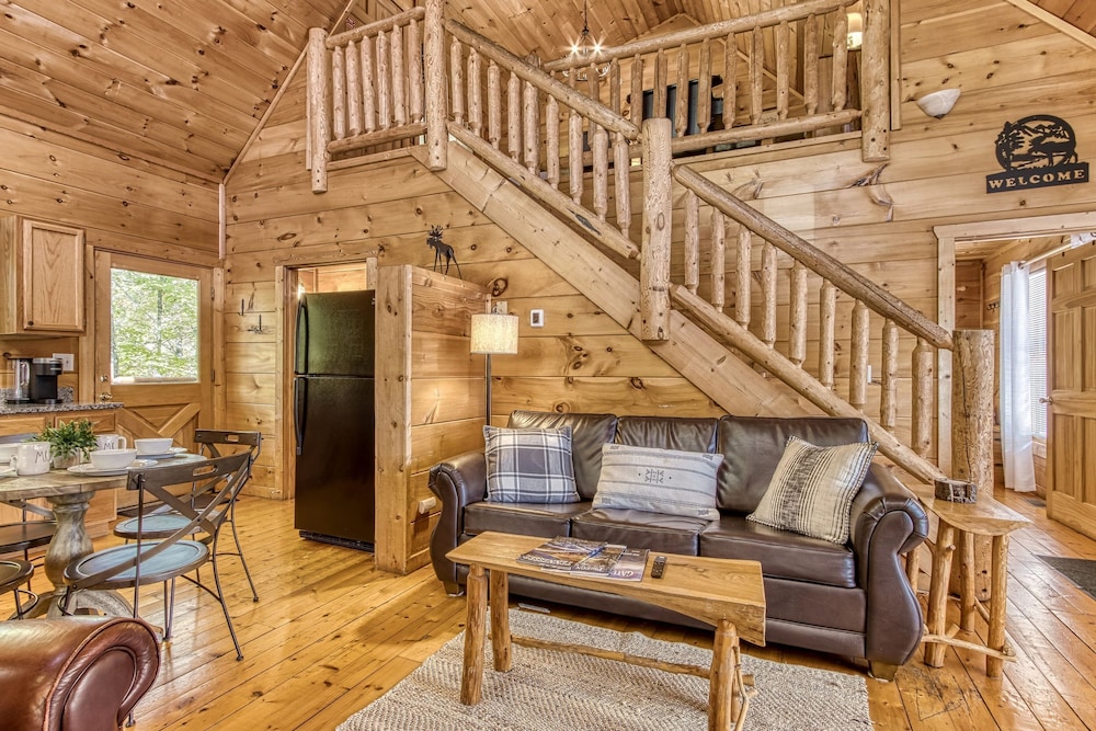 Whispering Pines by Beyond Expectations w Hot Tub — 4-Star Luxury Hotel in Sevierville, United States