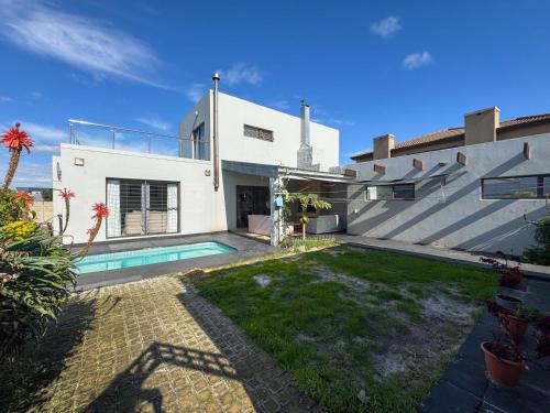 Spacious Double Room for Two with Pool Braai Gas Stove Complete Kitchen Fast WiFi and Private Bathroom
