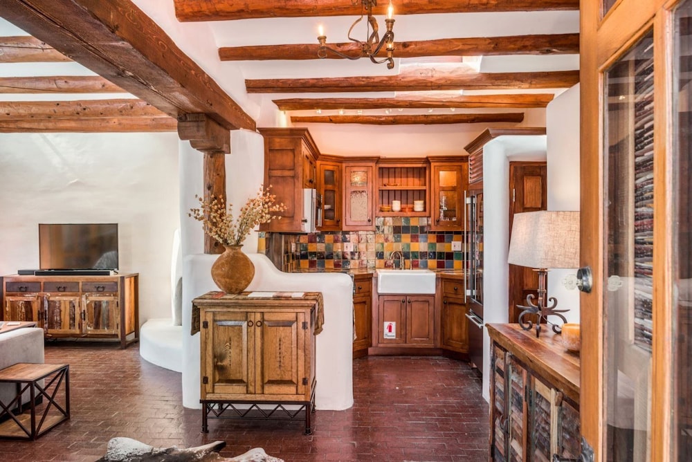 Buena Suerte Quintessential Eastside Pied a terre Fabulous Views and Patios Kiva Fireplace Walk to Canyon Rd. and the Plaza - photo 4
