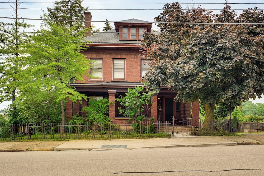 2 Mi to Lake Erie: Spacious Retreat Near Cafes in Erie, United States