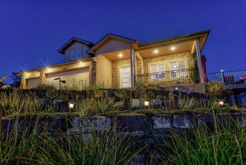 Large Home Pikes Peak Views High End Pool Table — 4-Star Luxury Hotel in Colorado Springs, United States