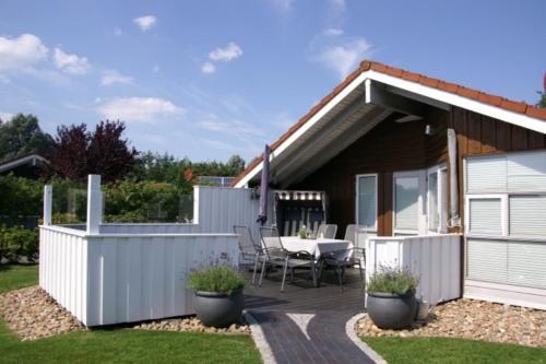 4 Personen Luxusferienhaus mit Sauna Kaminofen Klimaanlage Kanu und Seeblick in Otterndorf in Otterndorf, Germany