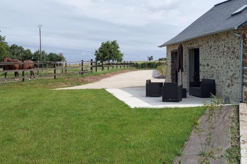 La Giraudiere Batisse Au Calme 2 a 4 Personnes - carbon neutral hotel in Unknown City