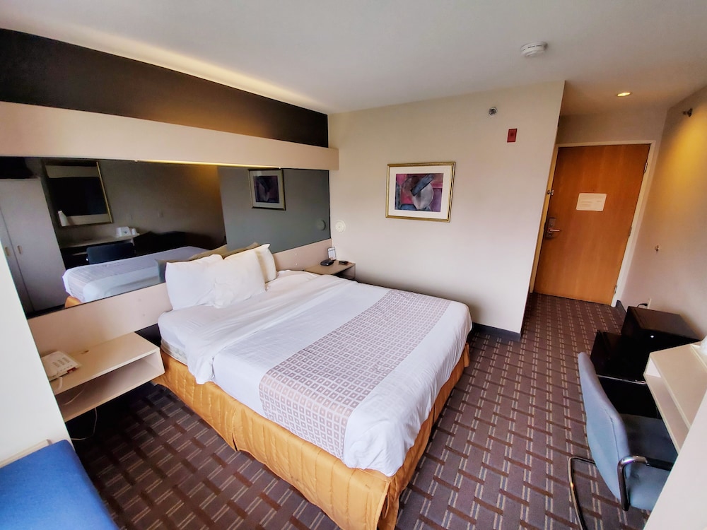 Americas Best Value Inn & Suites Racine - photo 10