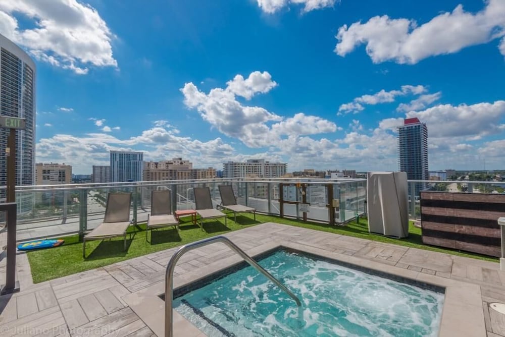Hyde Beach Luxury resort 2 Bedroom Condo by RedAwning - photo 27