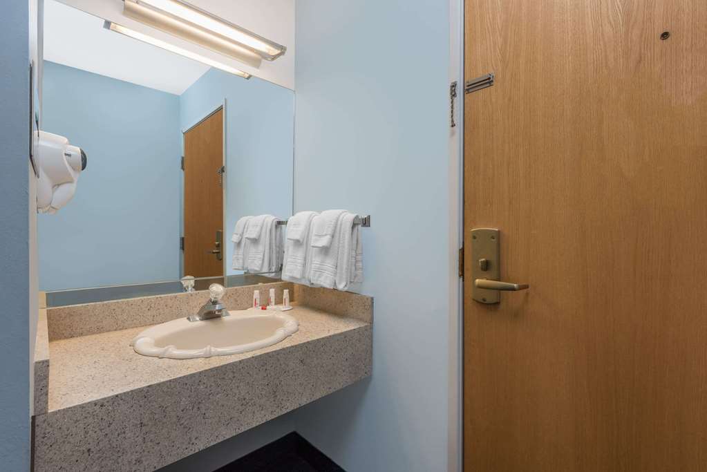 Days Inn by Wyndham Osage Beach Lake of the Ozarks - photo 9