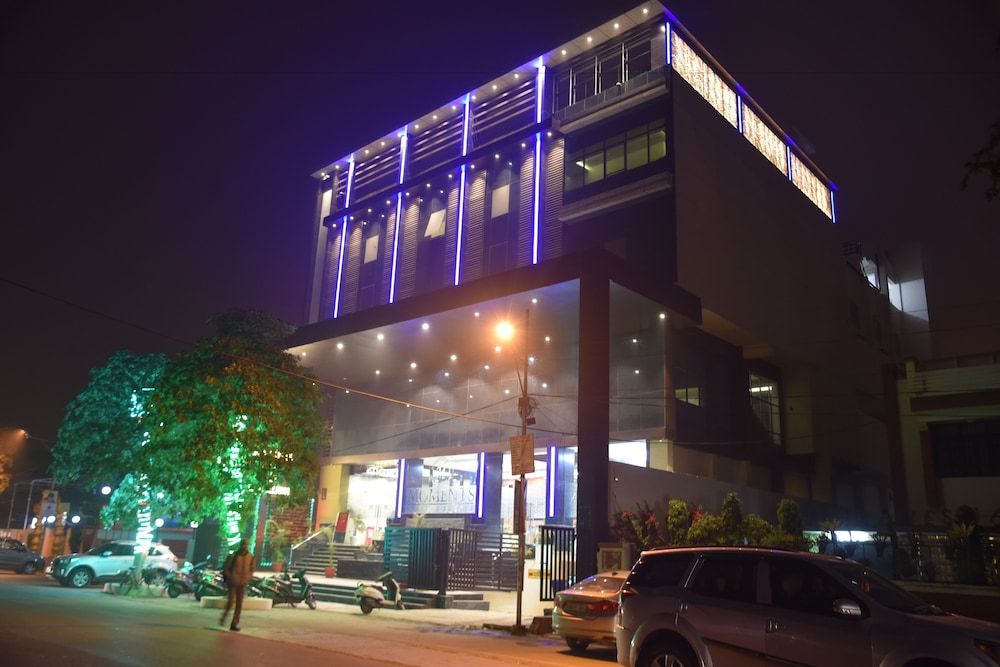 Moments — hotel in Lucknow