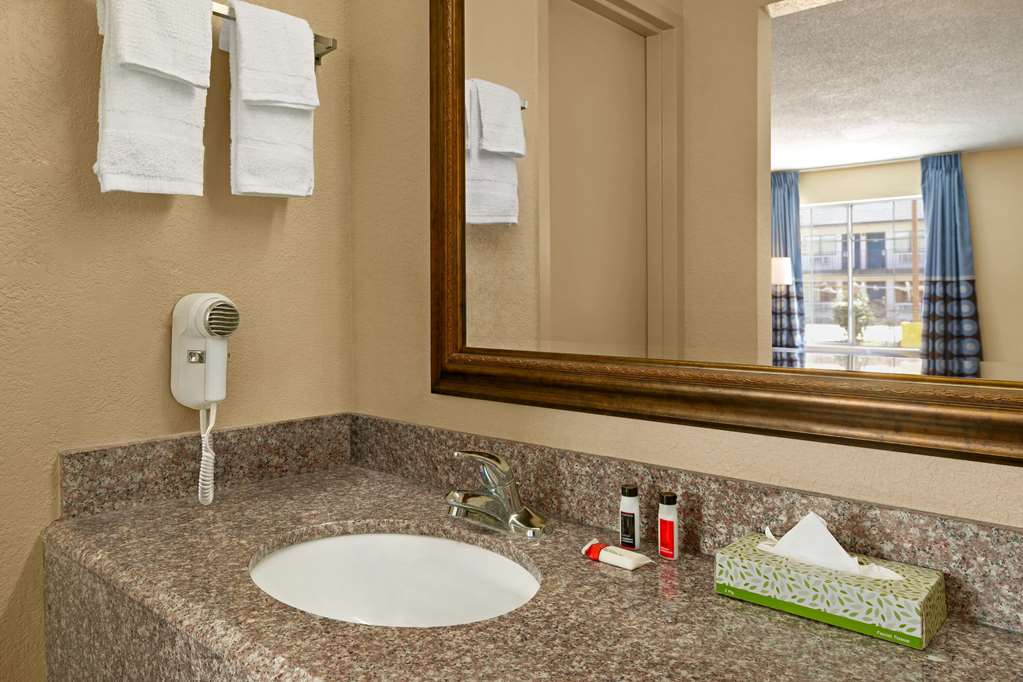 Super 8 by Wyndham Gulfport Airport NW Near Biloxi - photo 35