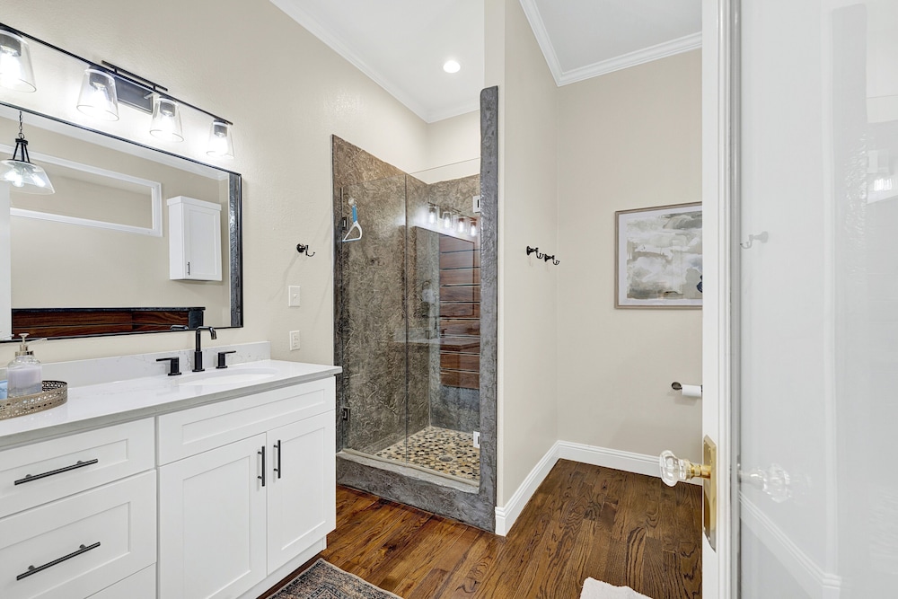 Heart of Fredericksburg With Pool Hot tub&grill - photo 19