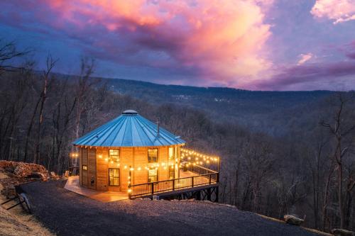 Skyline Yurt: Hot Tub Wood Stove WiFi EVcharger in Front Royal, United States