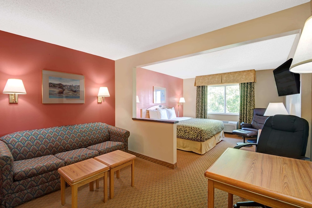 Days Inn & Suites by Wyndham Airport Albuquerque - photo 26