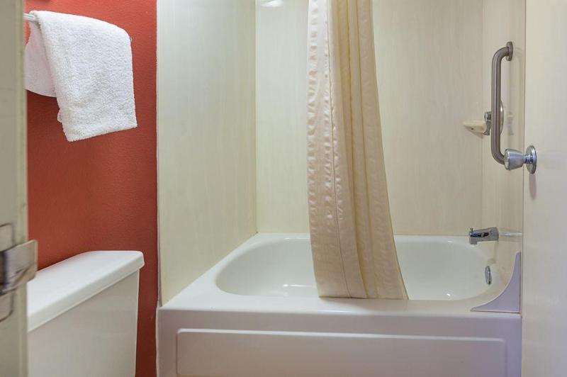 Red Roof Inn Detroit Farmington Hills - photo 10