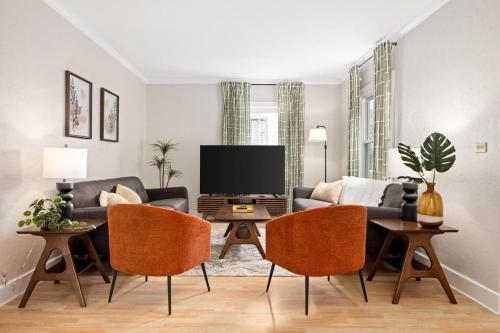 Cozy Mid Century Oasis With 2 King Beds — Peoria