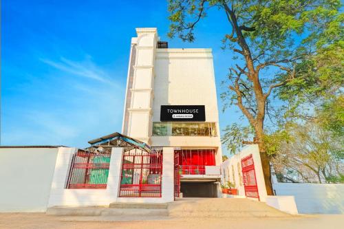Super Townhouse Patel Nagar Near Saharanpur Chowk Dehradun — 4-Star Luxury Hotel in Dehra Dun, India