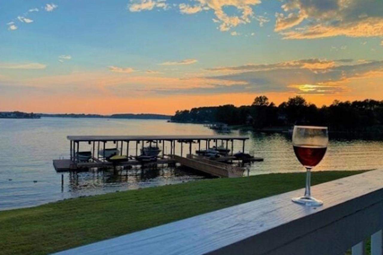 Sunset Cove in Lakes, United States