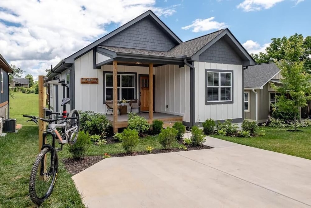 Walkable Downtown 5BR Hot Tub and Resort Access in Brevard, United States