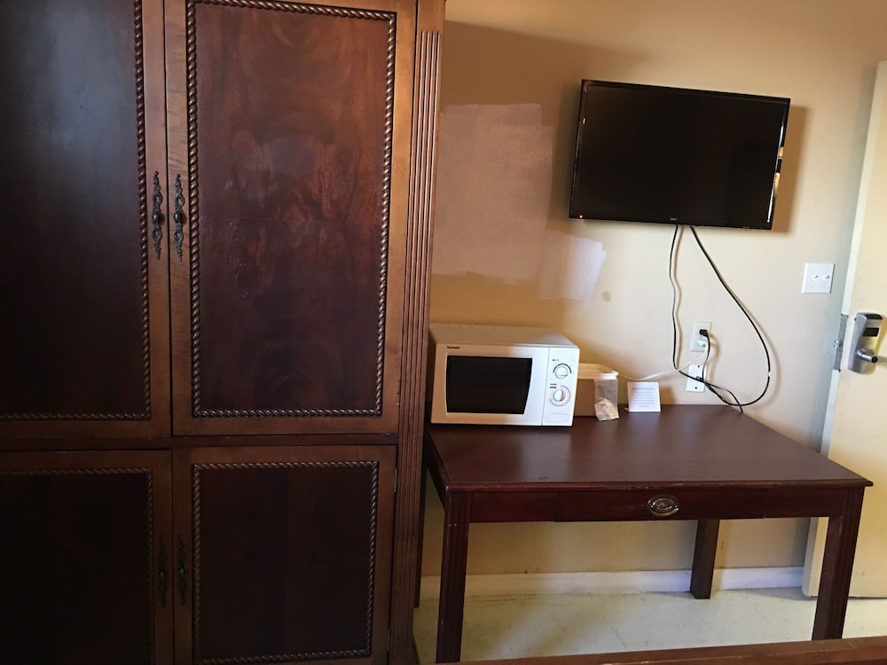 Reddy Inn and Suites - photo 28