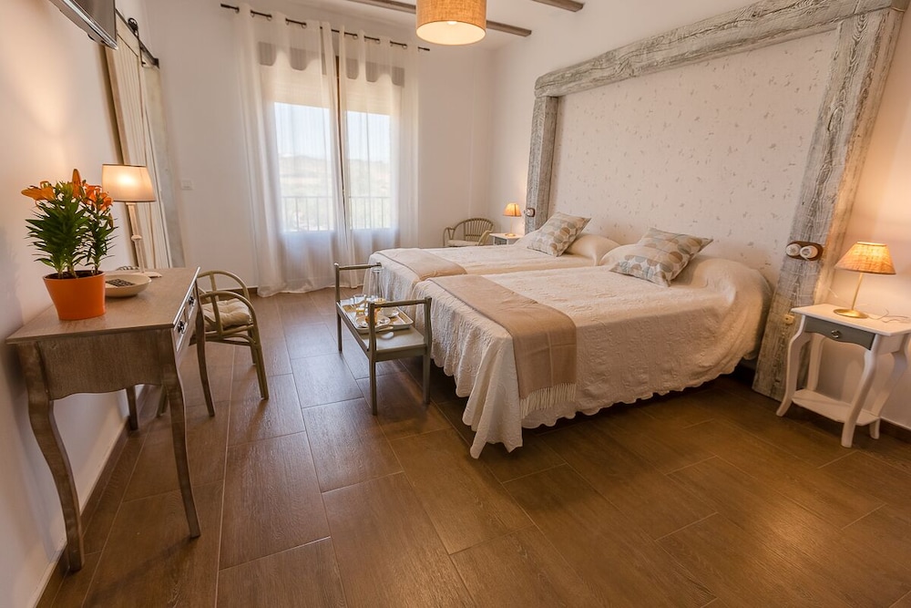 Encantos de Monfragüe — 5-Star Luxury Hotel in Malpartida De Plasencia, Spain
