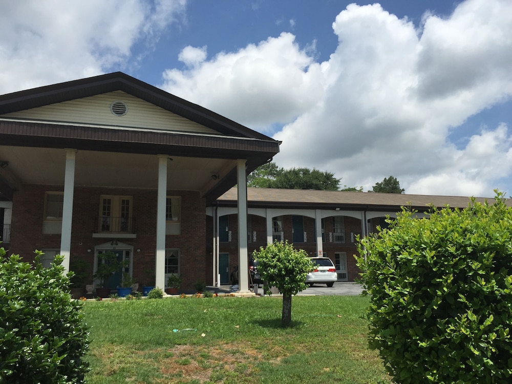 Scottish Inn & Suites - photo 2