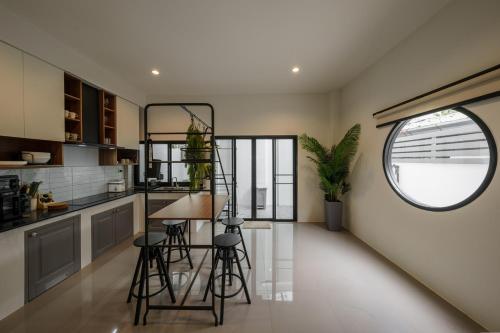 Cozy Spacious 4BR Villa 12pax 200m BTS PhraKhanong 10min ThongLo Fast 500mbps Wifi