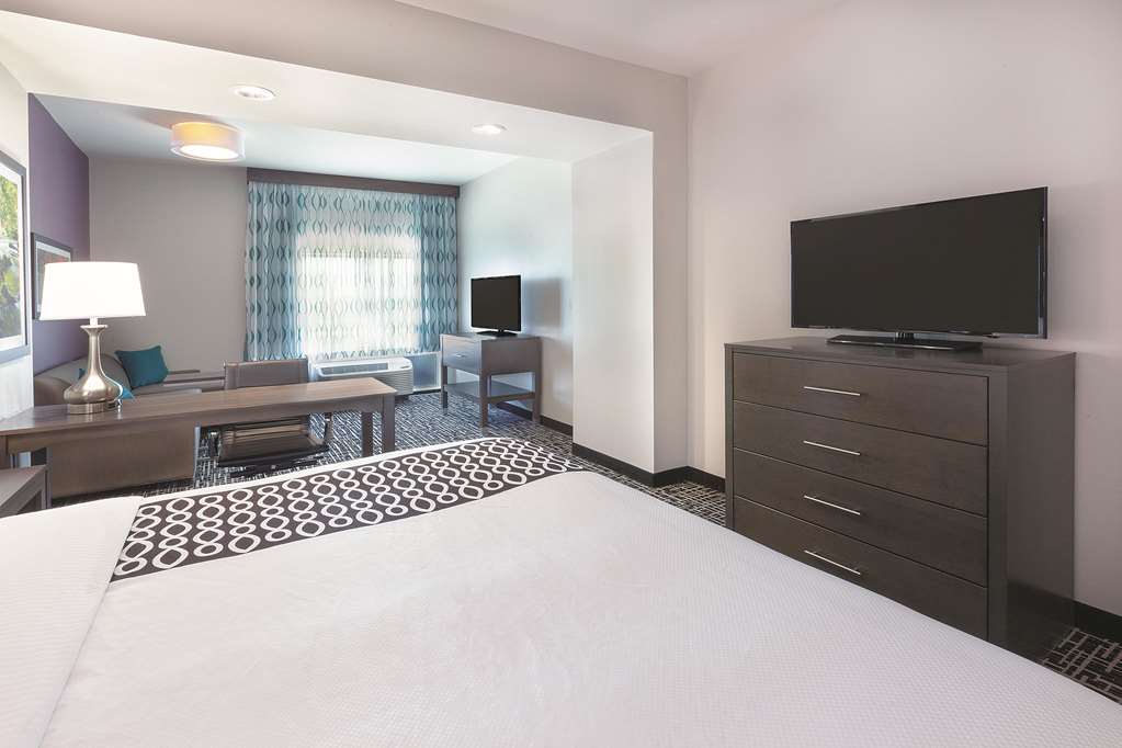 La Quinta Inn & Suites by Wyndham Terre Haute - photo 9
