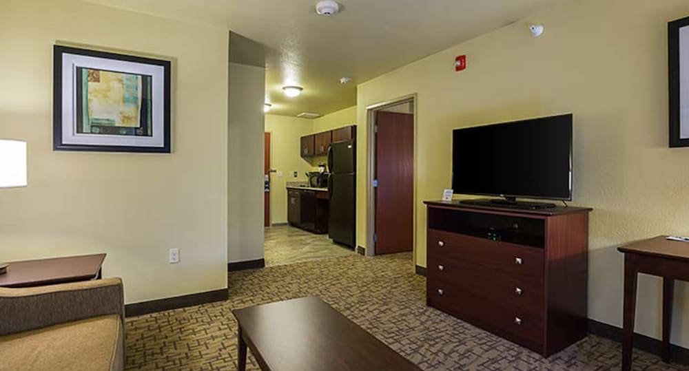 Cobblestone Hotel & Suites Hutchinson - photo 30