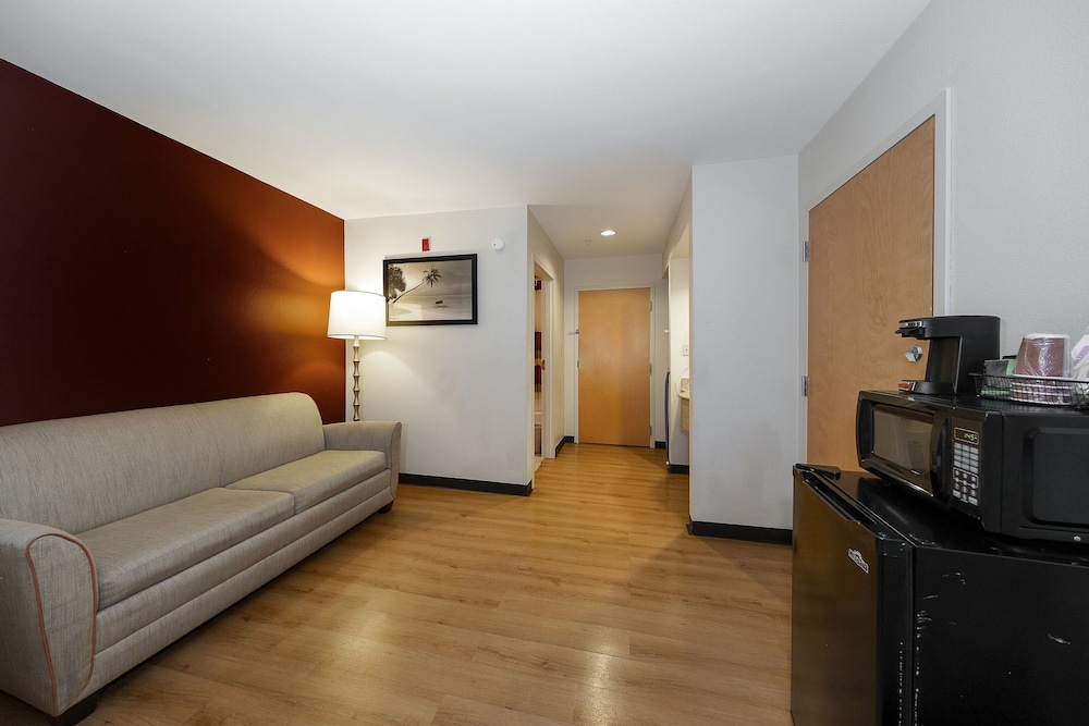 Red Roof Inn & Suites Biloxi Ocean Springs - photo 5