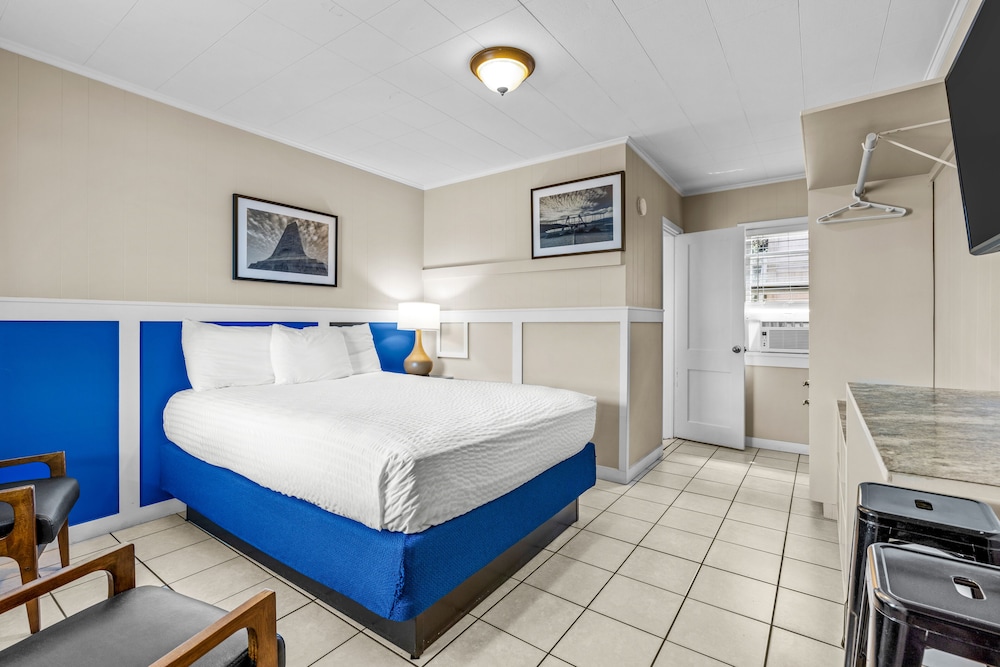 Dolphin Oceanfront Motel - photo 24