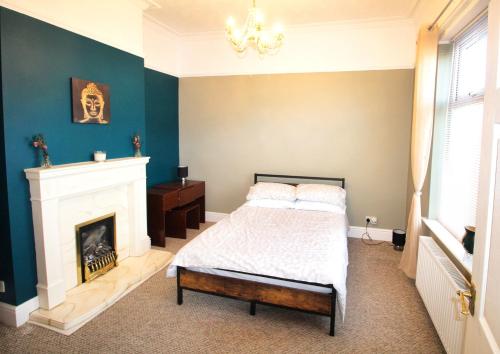 Large Bungalow Sleeps 8 3 Large Beds 2 Bathrooms Off Street Parking Pets Welcome Very Large Enclosed Gardens Fast Wifi — 4-Star Luxury Hotel in Birmingham, United Kingdom