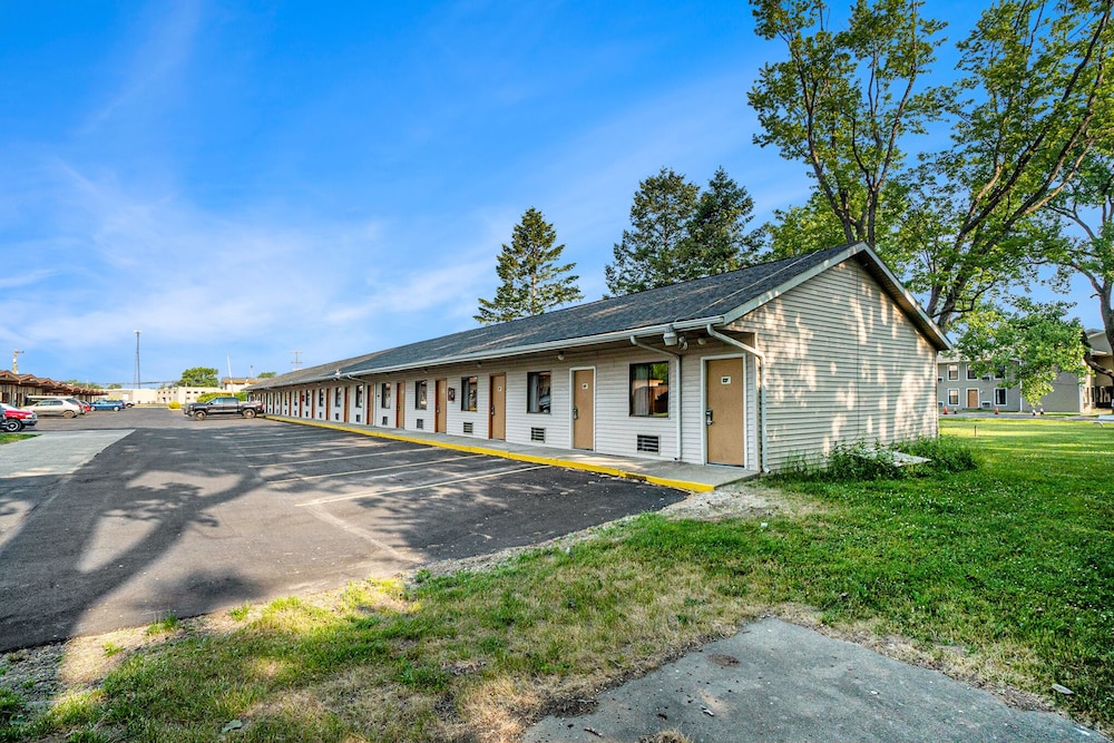 Great Lakes Inn and Suites - photo 20