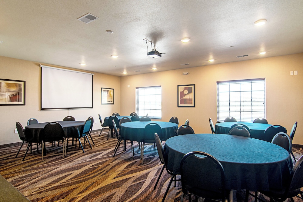 Cobblestone Hotel & Suites Paxton - photo 35