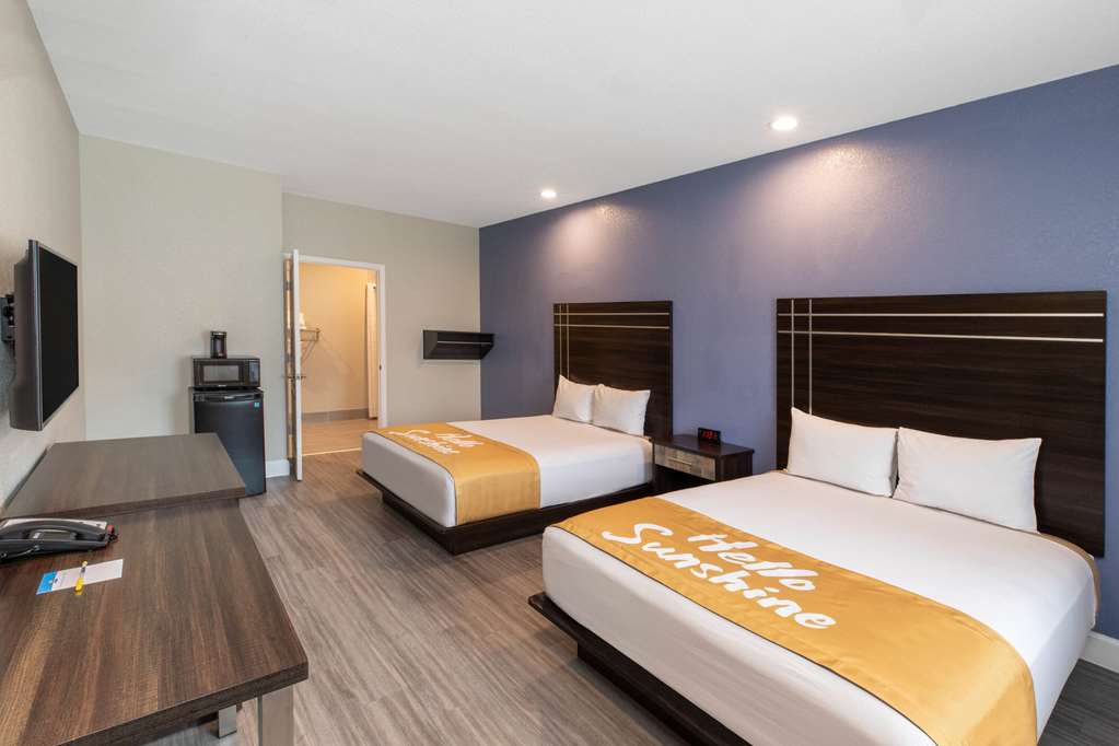 Days Inn & Suites by Wyndham La Porte - photo 6
