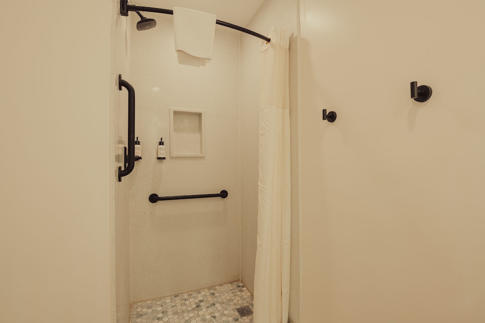 Blufftop Inn & Suites - photo 94