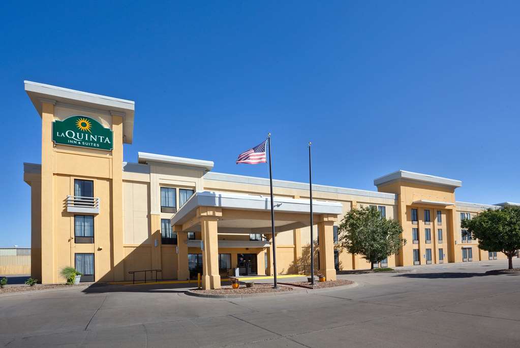 La Quinta Inn & Suites by Wyndham Salina - photo 2