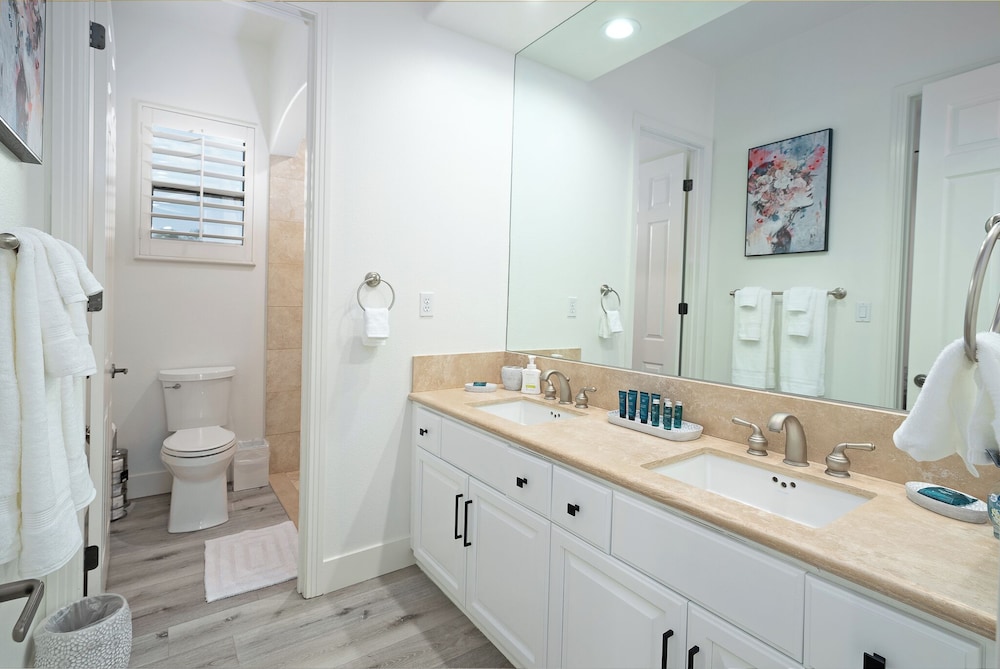 Luxurious 5BR Resort Style Home w Pool & Spa - photo 29