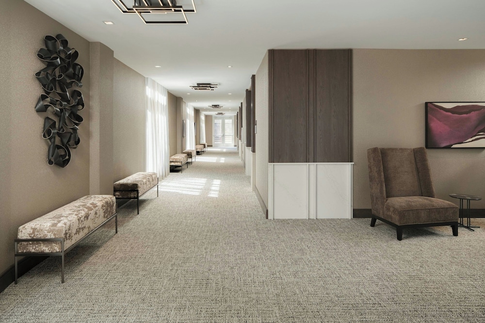 Holiday Inn & Suites Asheville Biltmore Village Area - photo 64