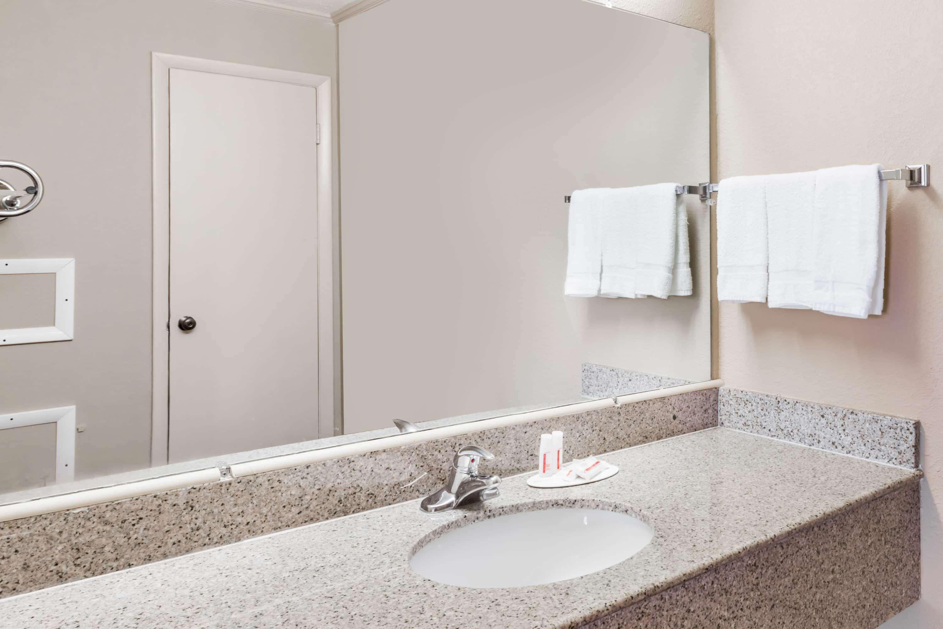 Travelodge by Wyndham Ridgeway Martinsville Area - photo 32
